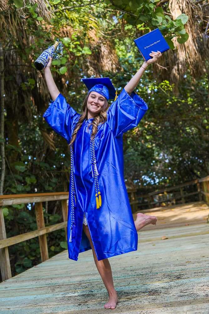7 Graduation Posing Ideas You Need to Try Out - Alanis Colina